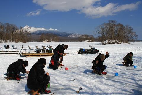 函館近く 国定公園の湖氷でワカサギ釣りと料理を楽しむ絶景そりツアー Attractive Japan Reservations