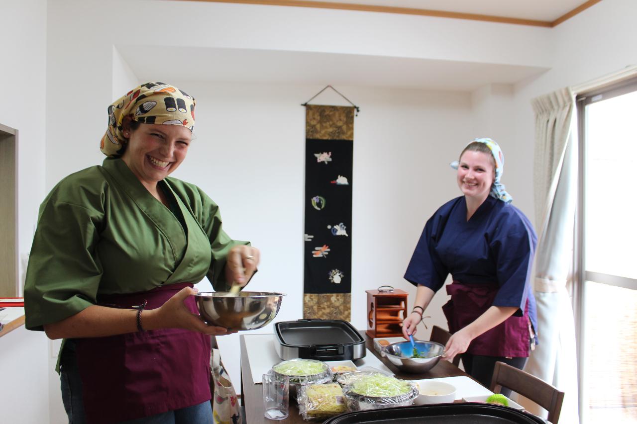 広島風お好み焼きと副菜、味噌汁を一緒に作って食卓を囲みましょう！