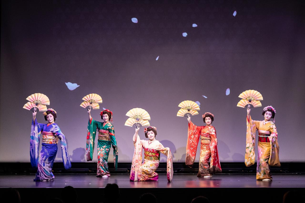 Witness a Fusion of the Modern and Traditional in this Asakusa Dance Performance (Open seating plan)