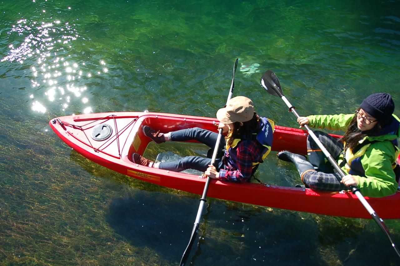 乘坐透明皮划艇，欣賞支笏湖的自然風光！包括自助午餐和溫泉浴計劃