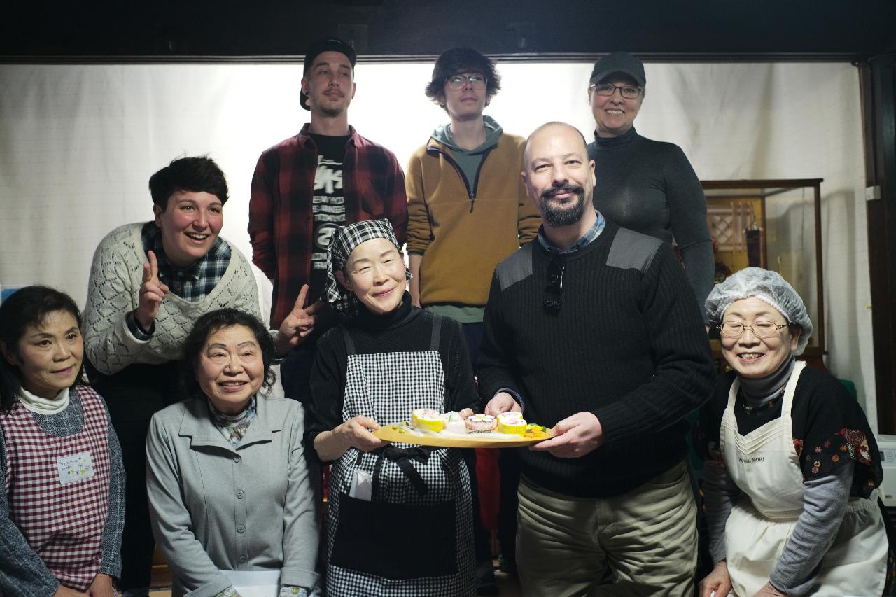 Experience Hana-Zushi Making with Local Grandmas