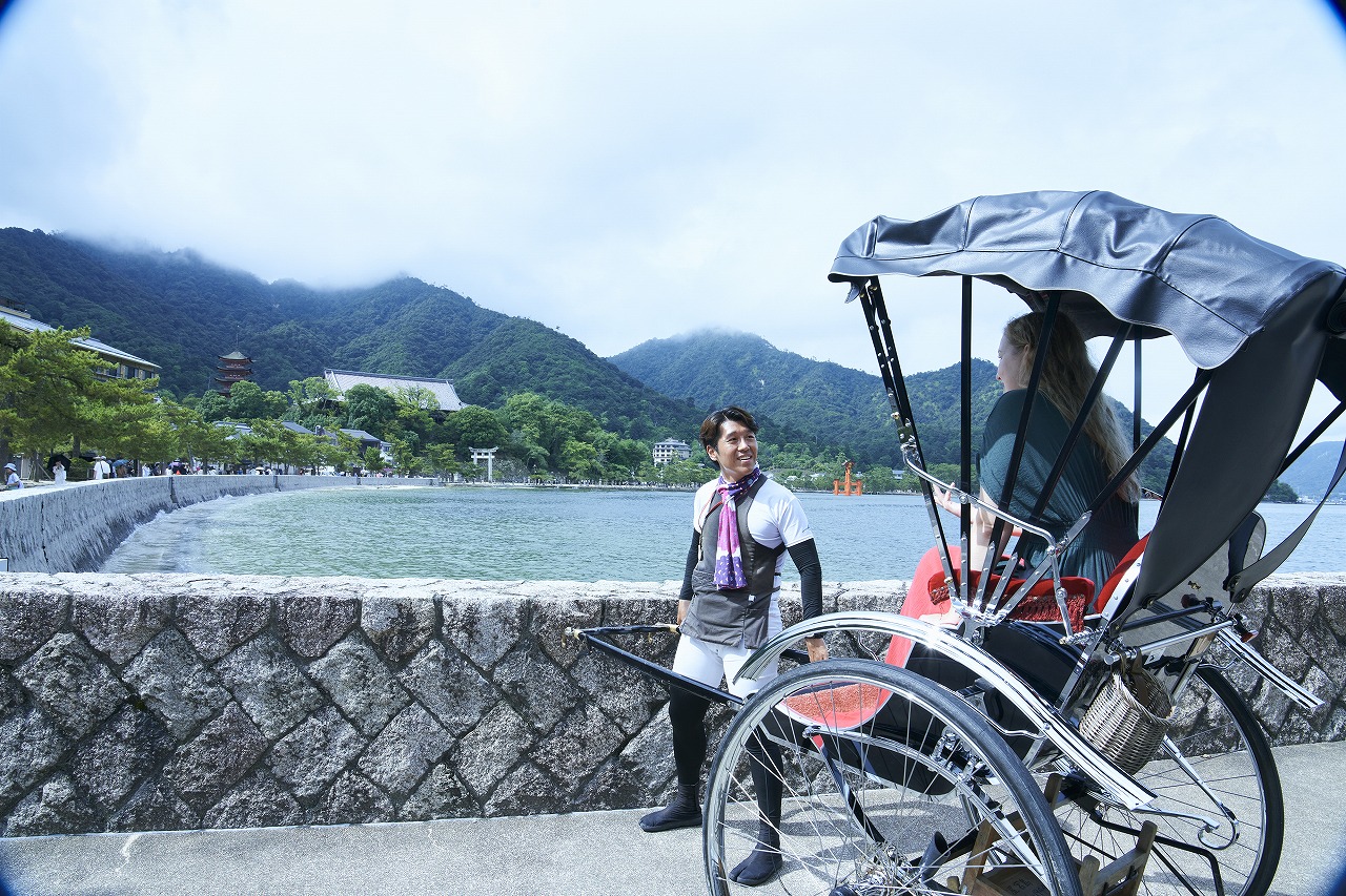 宮島の定番を気軽に満喫!大鳥居と町並みを巡る人力車ショートツアー(45分)