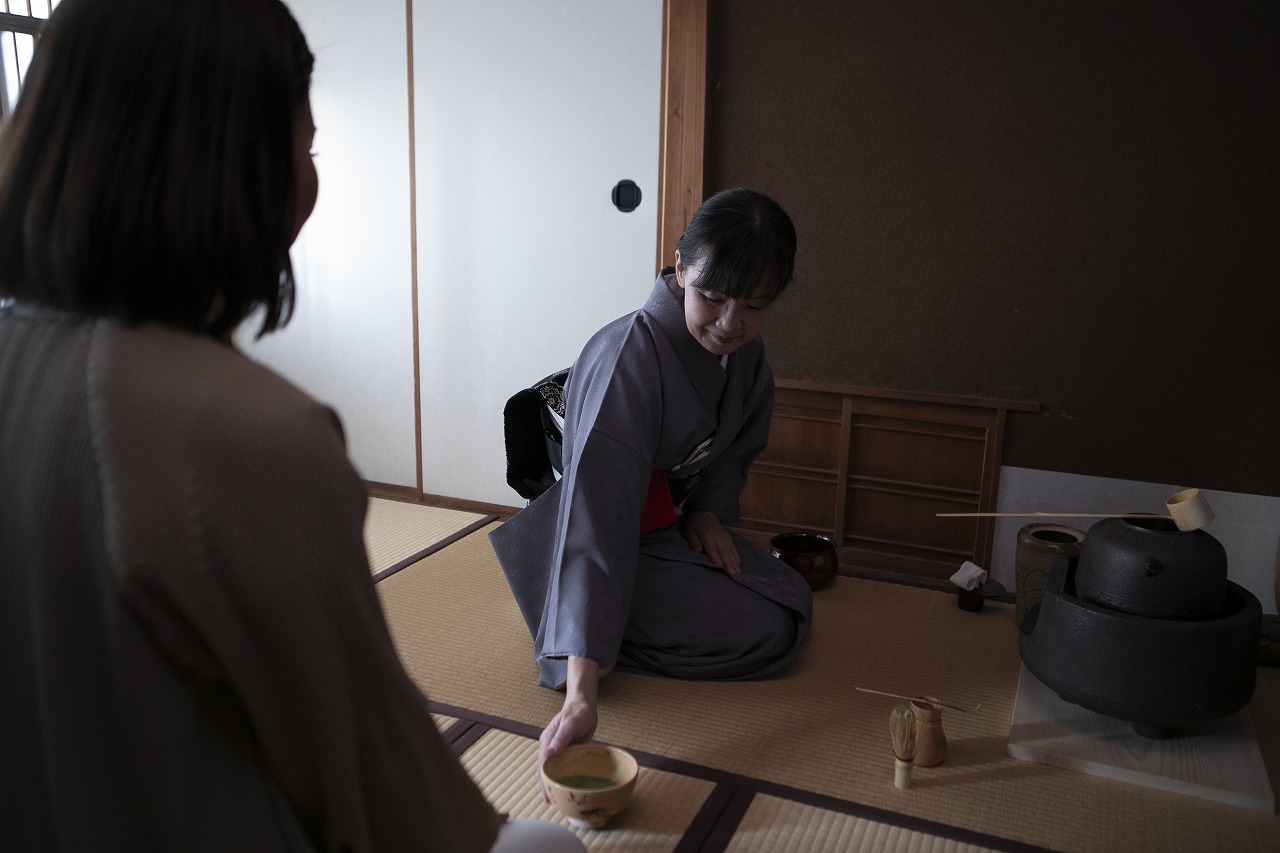 宮島五重塔を臨む山本邸茶室で400年の伝統ある武家茶のお点前体験