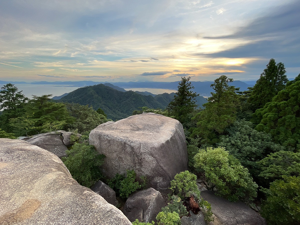宮島弥山原始林のベテラン登山ガイドが案内するトレッキングツアー