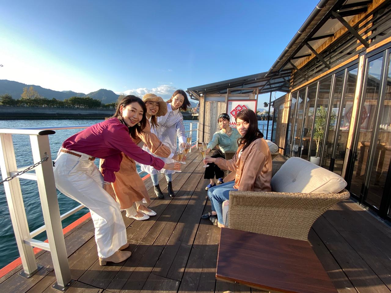 世界遺産・宮島を眺めながら筏型海上ラウンジ船『HANAIKADA』で楽しむランチクルーズ