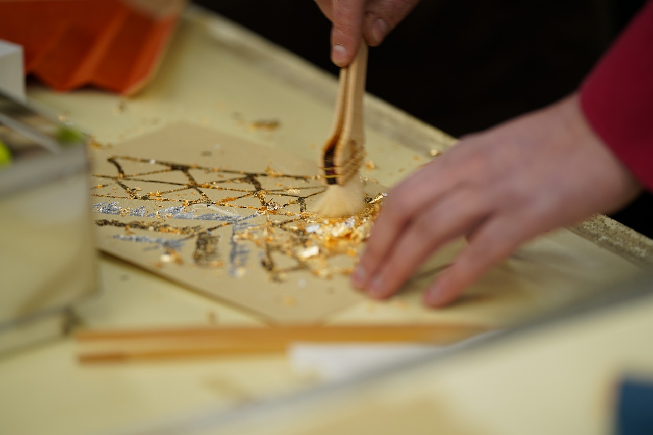 ＜日本唯一の革新的な金箔紙技術を習う＞扇子に箔押し体験
