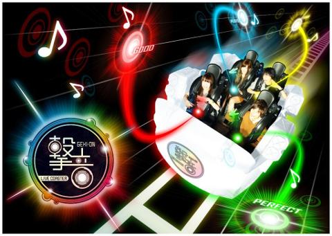 カラフルな光と音符が奏でる音楽系インタラクティブ・ジェットコースター「激音ライブコースター」に人々が乗っています。