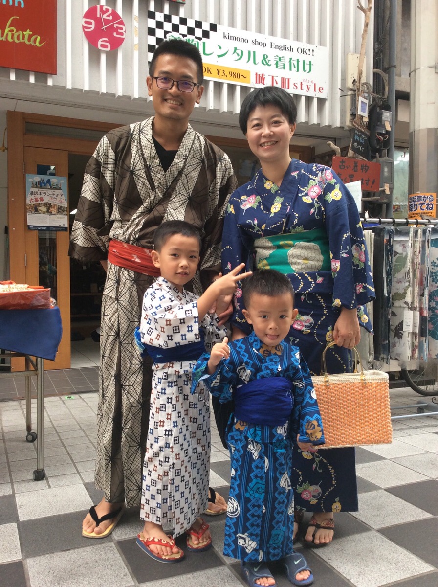 Stroll around the World Heritage Site "Himeji Castle" and the Japanese