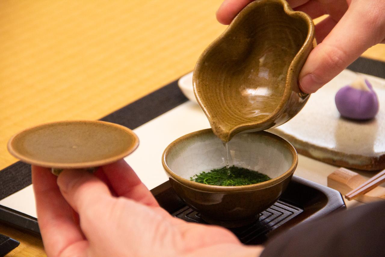 Enjoy the activities at this green tea production site, which has won Japan's best gyokuro matcha experience for 19 consecutive years.