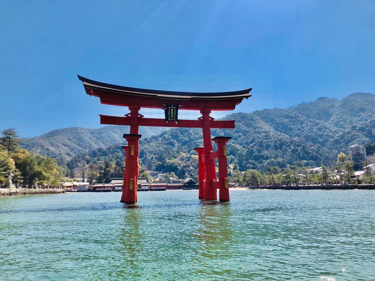 チャーター利用！宮島厳島神社海上参拝と七浦神社二社を巡る、ガイド付きショートクルーズ