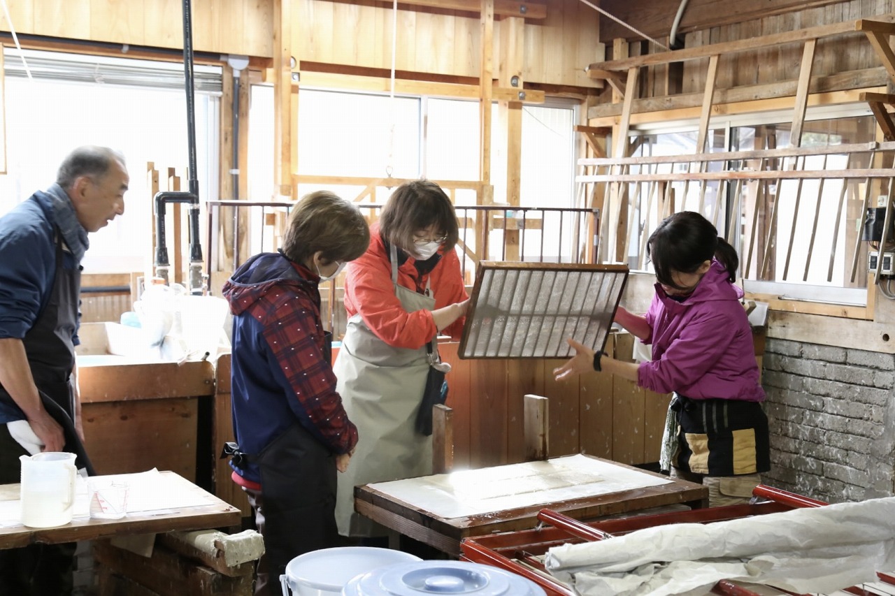 1-day Japanese washi paper craftsman course in Kochi