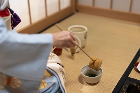 Geisha and Tea Ceremony! Experience traditional Japanese culture in Asakusa.(English Support Available) A traditional Japanese tea ceremony setting features tatami mats, a low table, tea bowls, and a kama for boiling water.