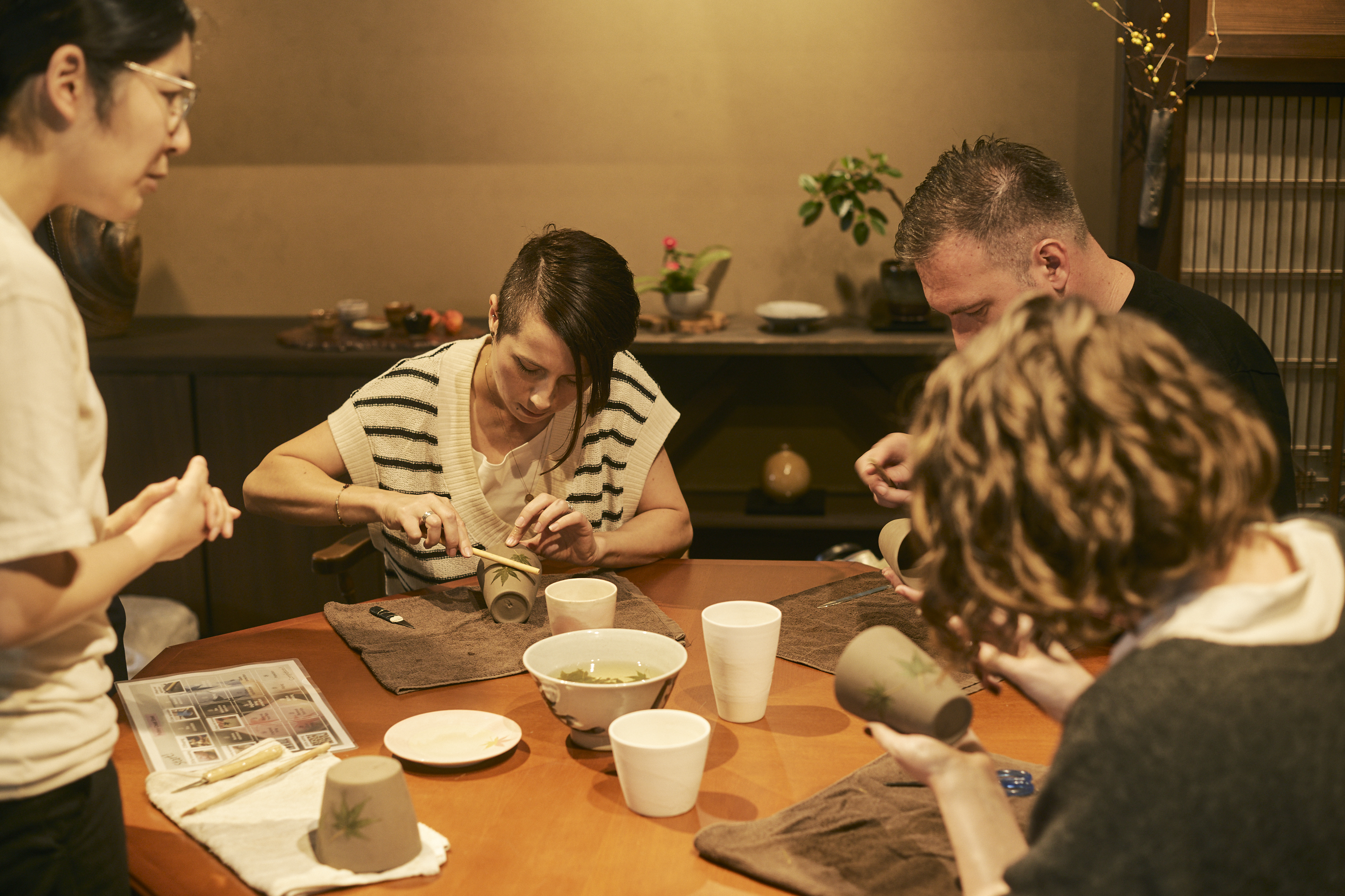 【Special Open House】Tour of the pottery studio and experience of handiwork conveyed by the mysterious sands of Miyajima