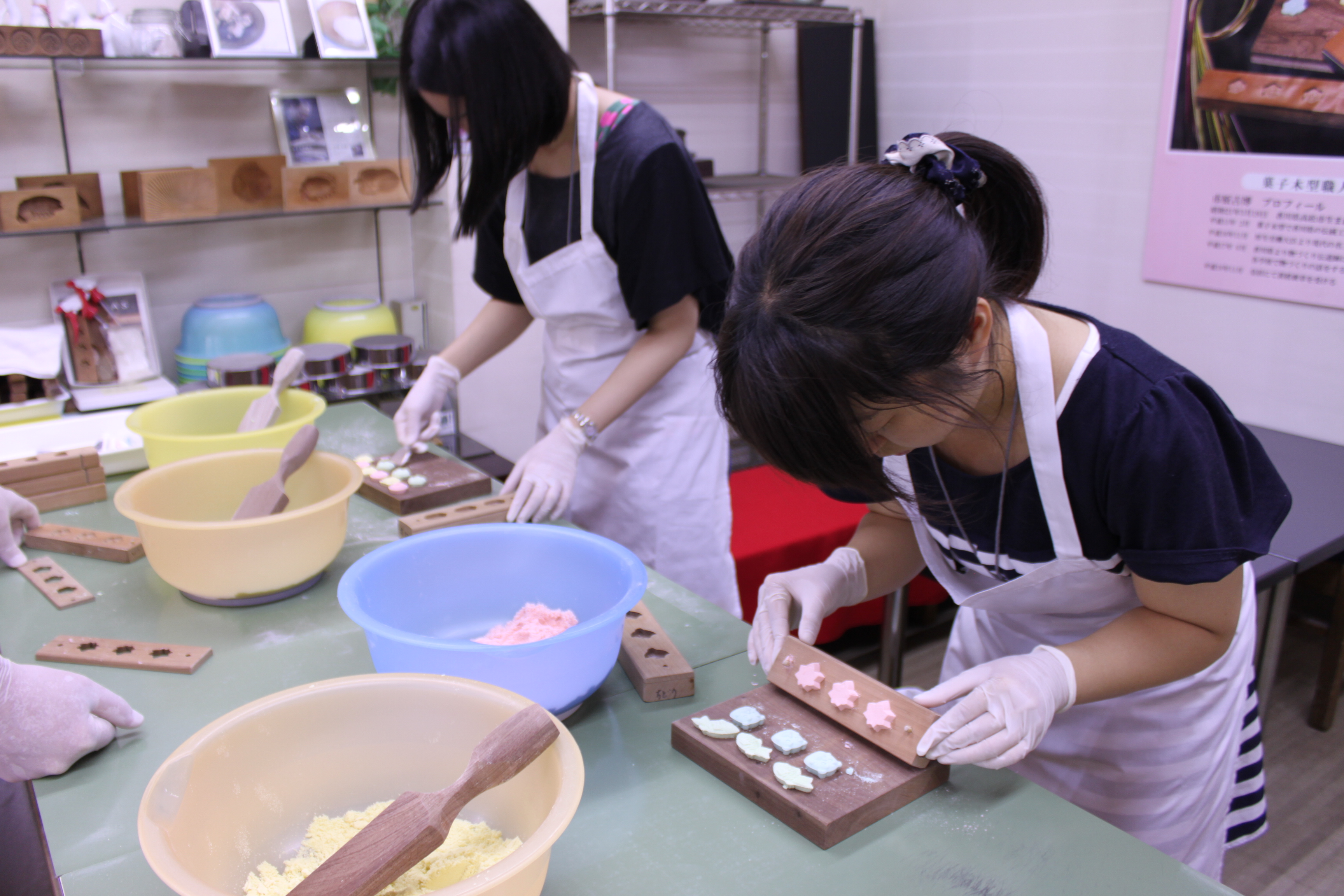 Make Traditional Japanese Refined Sugar Sweets -- "Wasanbon"