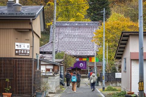 Ceramică și porțelan: Povești ale artizanilor din spatele meșteșugului This image depicts an old kiln with a distinctive earthy, undulating surface, possibly for firing pottery.