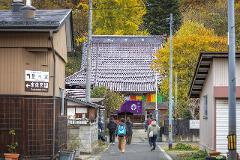 Ceramică și porțelan: Povești ale artizanilor din spatele meșteșugului This image depicts an old kiln with a distinctive earthy, undulating surface, possibly for firing pottery.