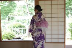 일본의 역사 공원 100선에 당선된 일본 정원 내에서 기모노를 입는 일본 문화 체험