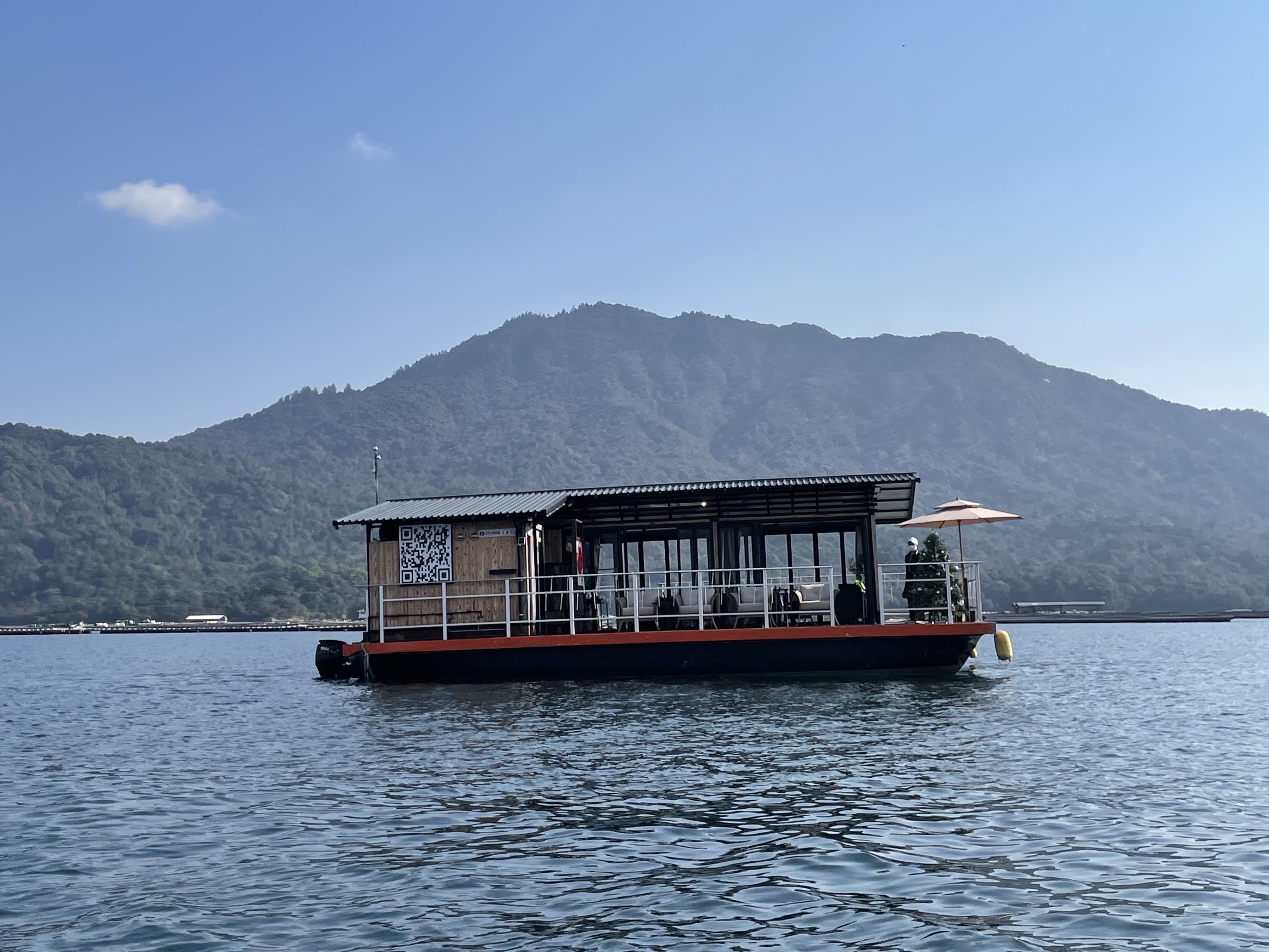 【平日限定】海に浮かぶイカダ型ラウンジ船で優雅にランチをいただく！「HANAIKADA」宮島西海岸2時間ランチクルーズ