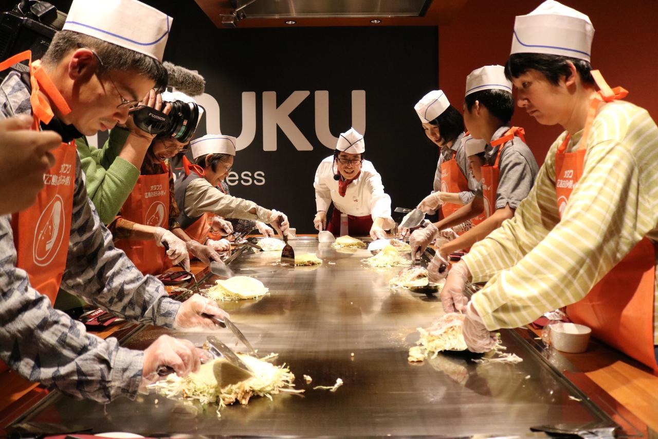 【OKOSTA】Hiroshima No.1 food!! Okonomiyaki-cooking experience./広島を代表するグルメお好み焼き作り体験!