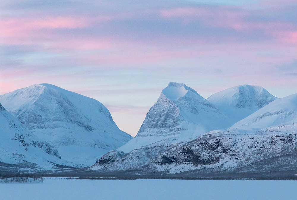 Overnight northern light Sami dinner in Nikkaluokta