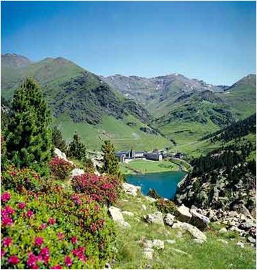 Pyrenees Hiking Day Tour in Val de Nuria