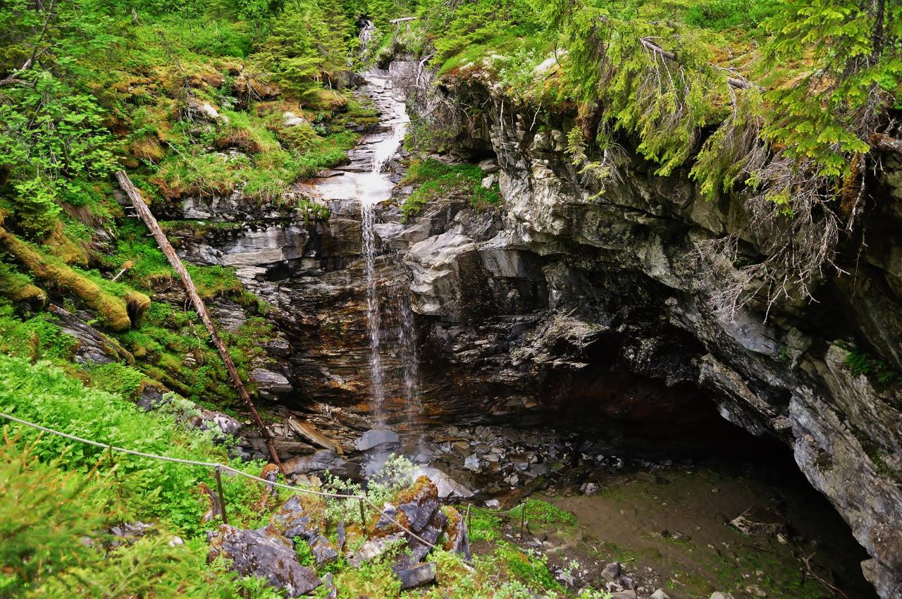 Hiking and Caving in Korallgrottan