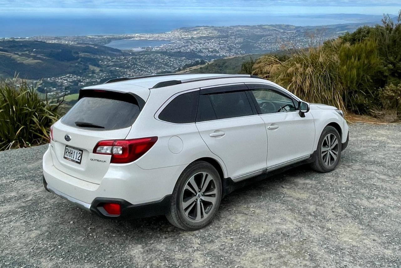 3 seat Outback - 4WD - CHAUFFEUR Ski Transport