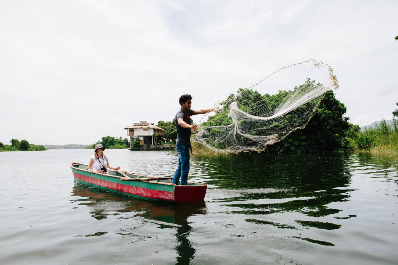 Traditional Net Fishing in the Isletas - El Espino Travel Reservations