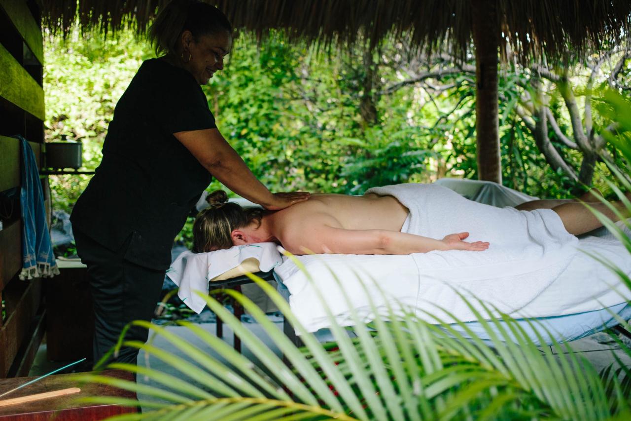 Stay overnight on a luxurious private island - all meals included, couples massage