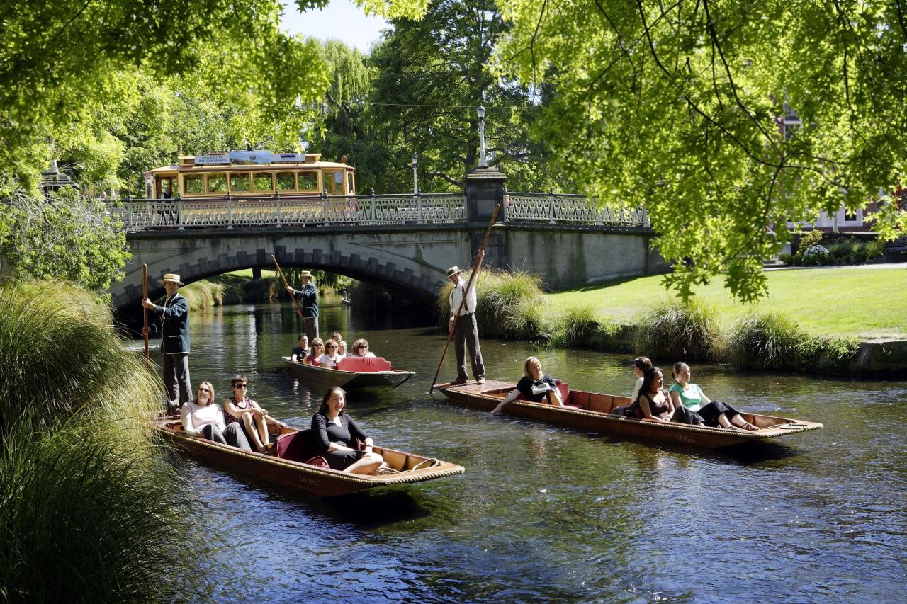 Punting on the Avon Tour - Worcester Bridge 