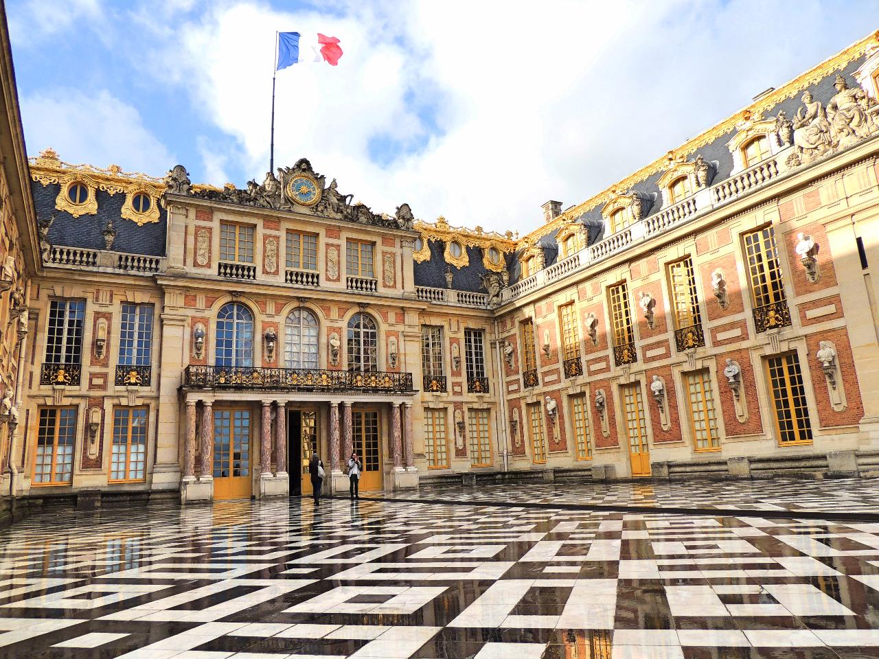 Palace of Versailles Guided Tour in Italian, with Skip-the-Line Access and Passport Ticket 