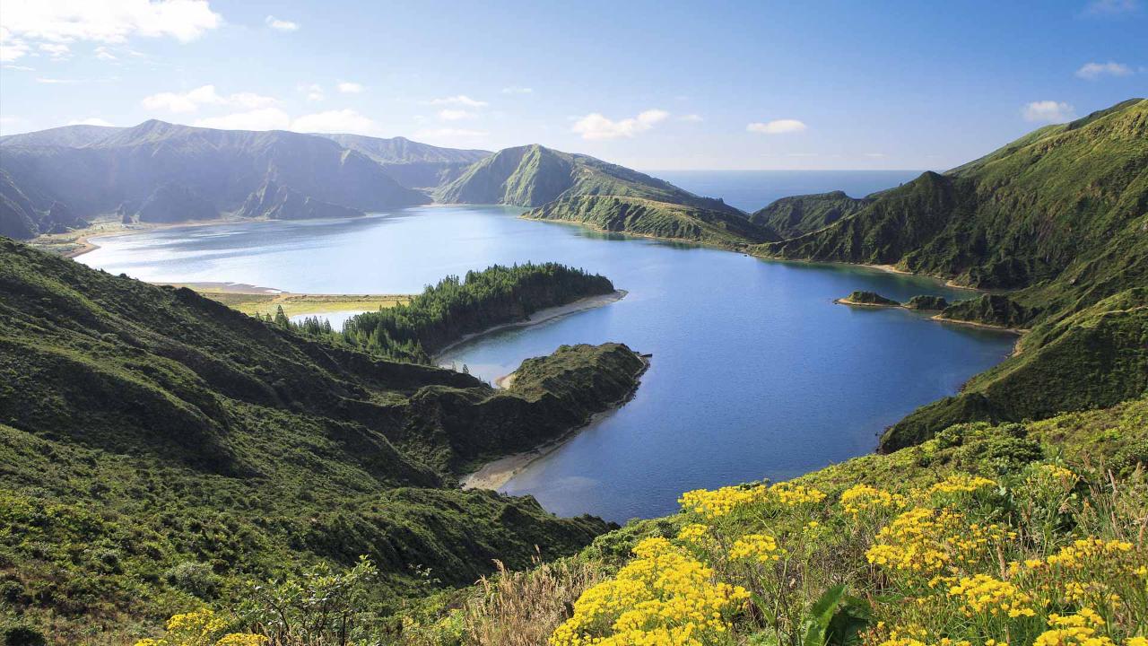 Whales & Lagoa do Fogo Volcano [Oct-Jun]