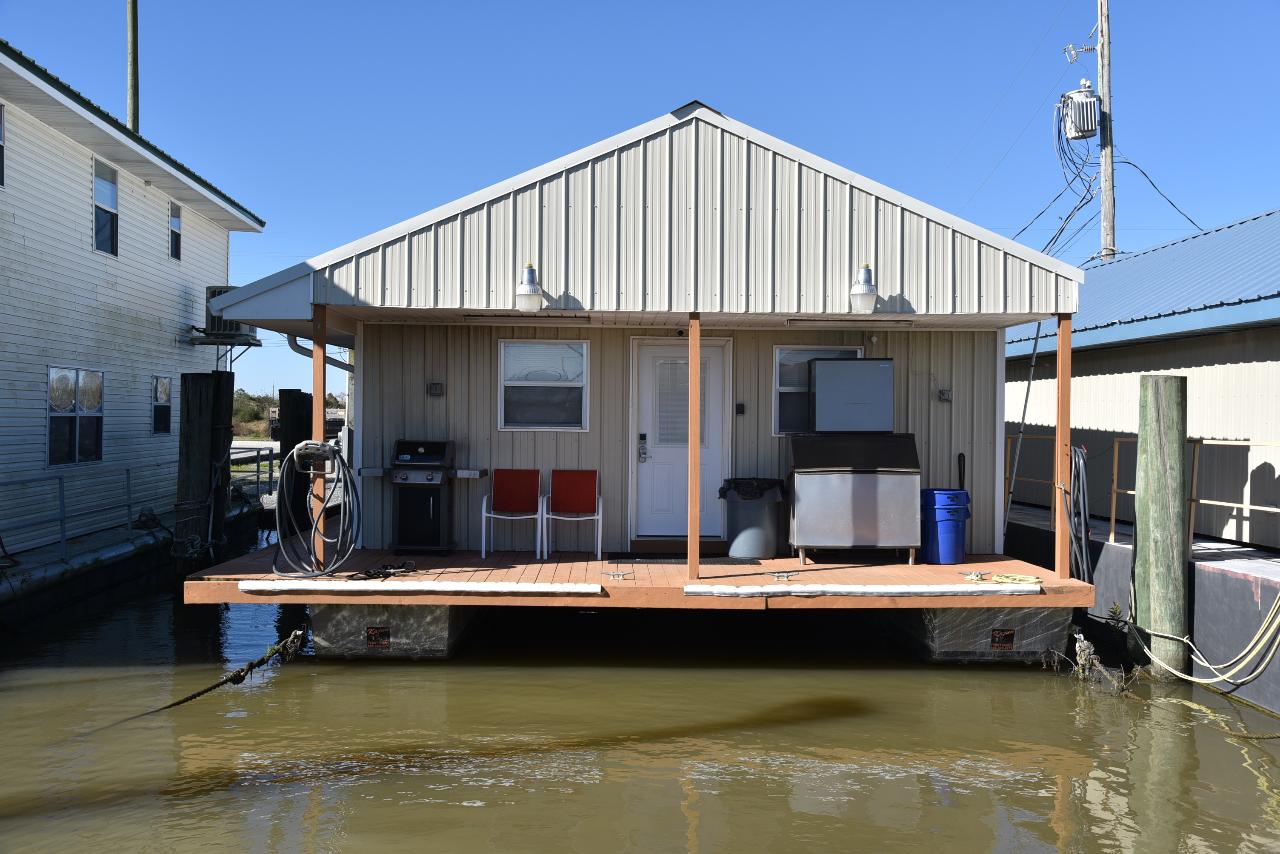 OLD PRODUCT Houseboat Lodging (Super Strike 1) - Cypress Cove Marina-On the Water