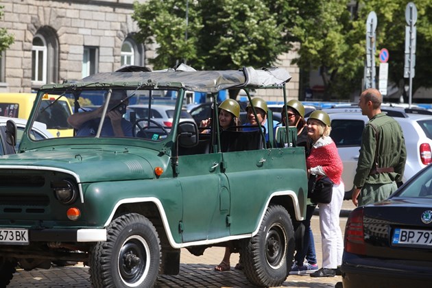 Sofia: 2 hour Sightseeing Tour in Russian Jeep