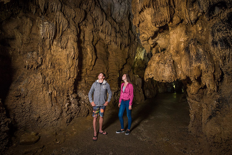 https://img.rezdy.com/PRODUCT_IMAGE/90077/23ca3b2088184edd962ae97e5610e2d8Waitomo_1617_Aranui_Cave_Couple_4_2000_px.jpg