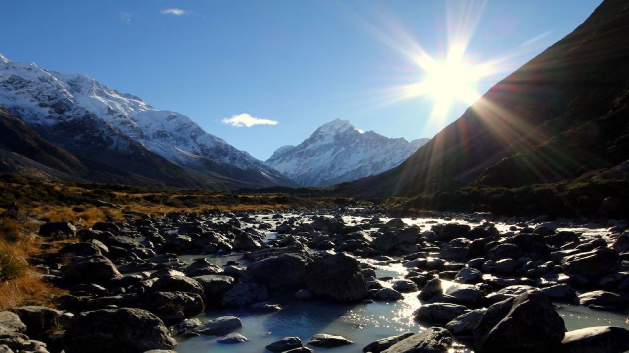https://img.rezdy.com/PRODUCT_IMAGE/90077/631578e65b974aa48d84e711248deac5Mt_Cook_sunlight_.jpg