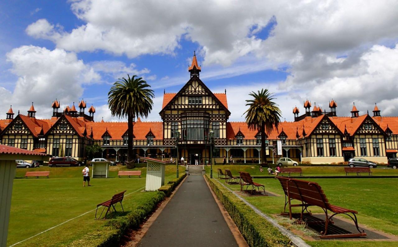 https://img.rezdy.com/PRODUCT_IMAGE/90077/7c169497e89a4874ac7464885242bf0drotorua_museum_panorama_1200_px.jpg
