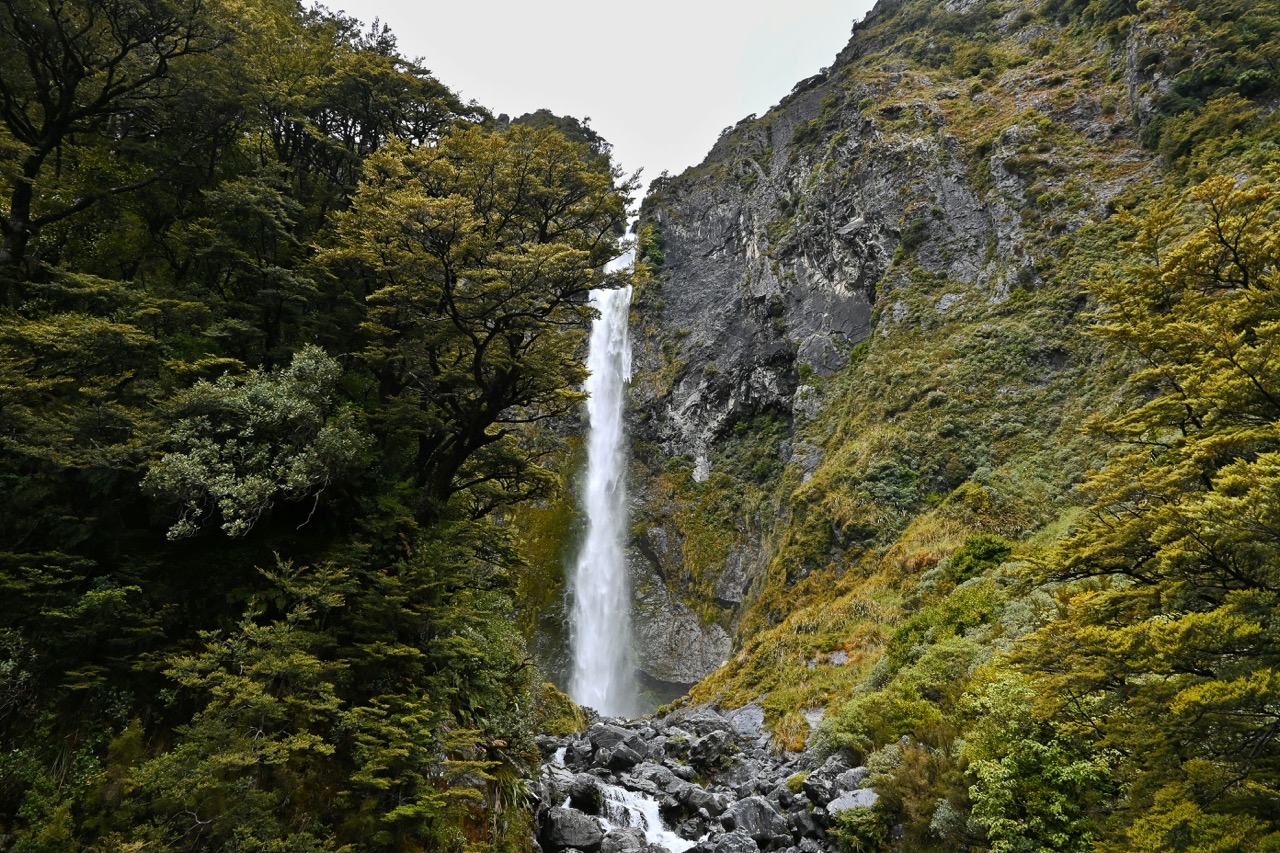 https://img.rezdy.com/PRODUCT_IMAGE/90077/Devil_s_Punchbowl_Falls_Large.jpeg
