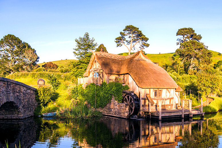 https://img.rezdy.com/PRODUCT_IMAGE/90077/Hobbiton_Movie_Set_24.jpg