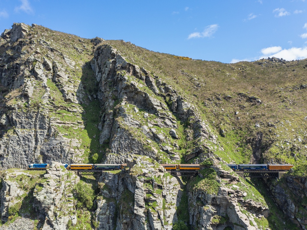 Dunedin to Queenstown (One-Way) Including Taieri Gorge Train