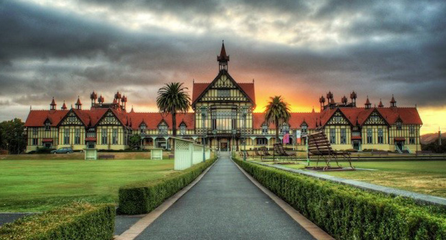 https://img.rezdy.com/PRODUCT_IMAGE/90077/f206e7a1f69d45f8bcb3e37bd71f8a7eRotorua_Govt_Gardens_2.jpg