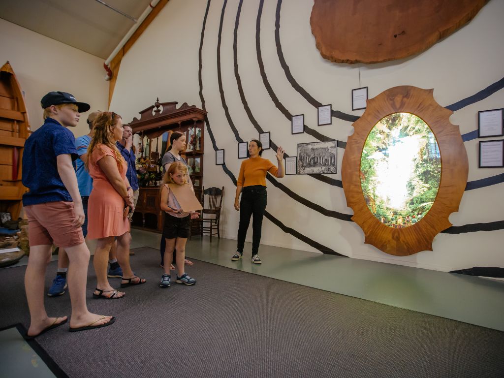 https://img.rezdy.com/PRODUCT_IMAGE/90077/kauri_museum_guide.jpg