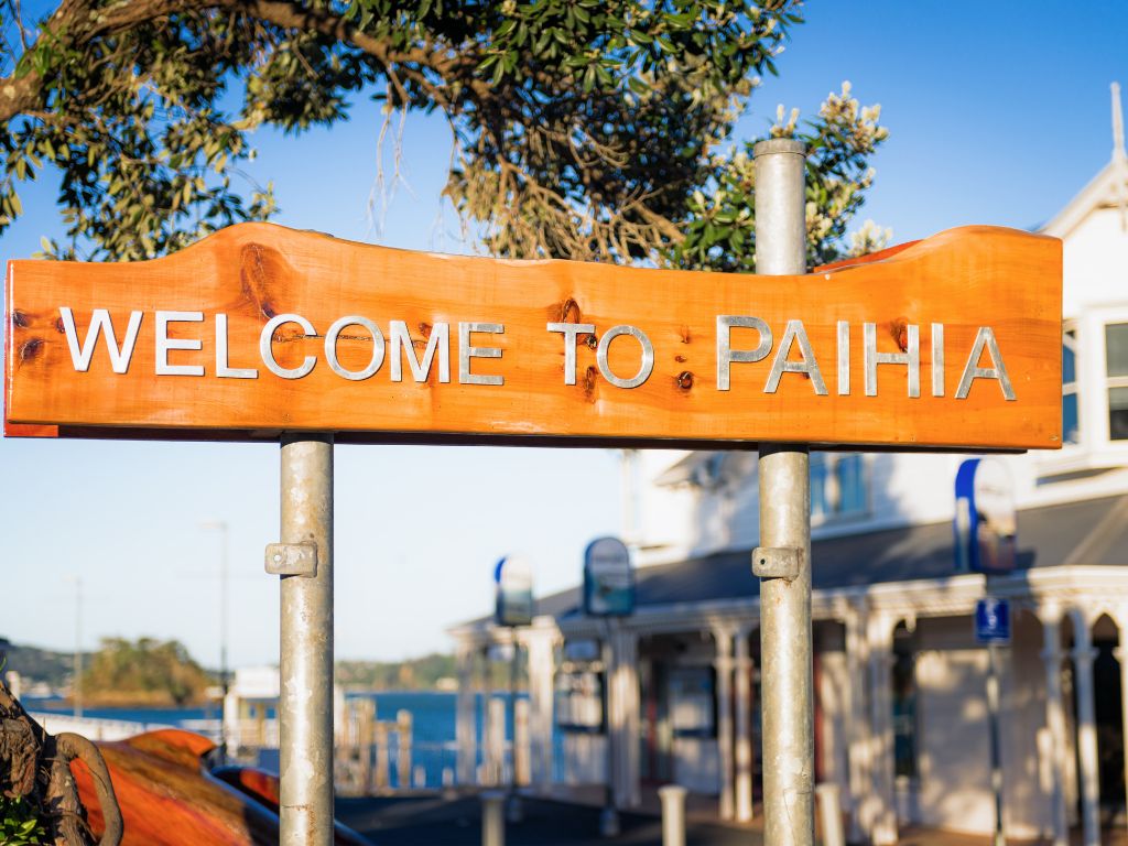 https://img.rezdy.com/PRODUCT_IMAGE/90077/welcome_to_paihia.jpg