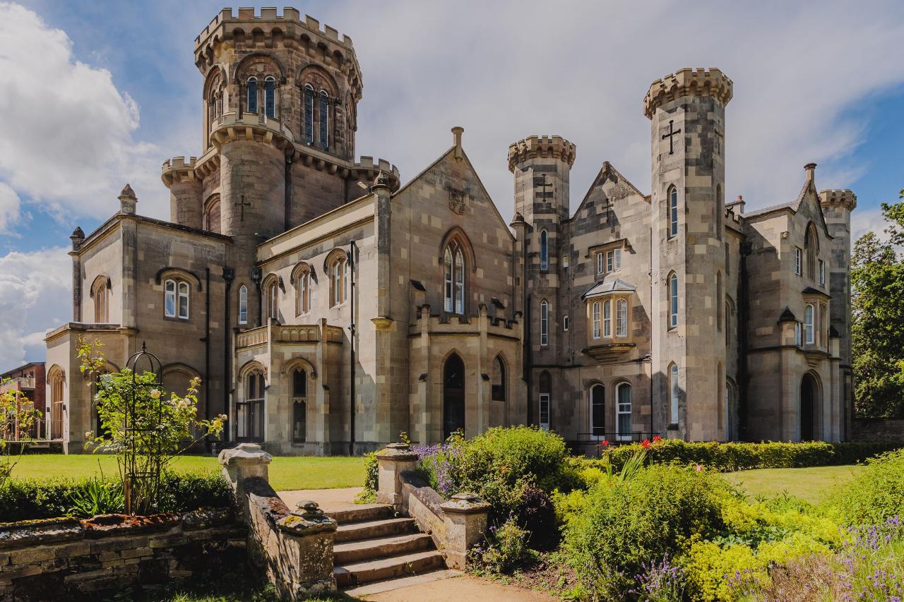 Warner - 3* Studley Castle Hotel - Mon 17th Aug 2026