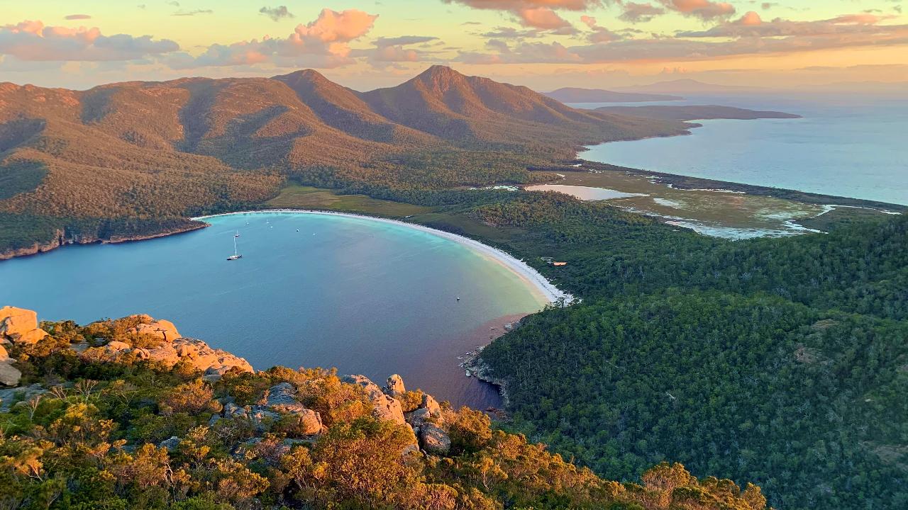 Wineglass Bay Lookout Full Day Guided Tour from Hobart