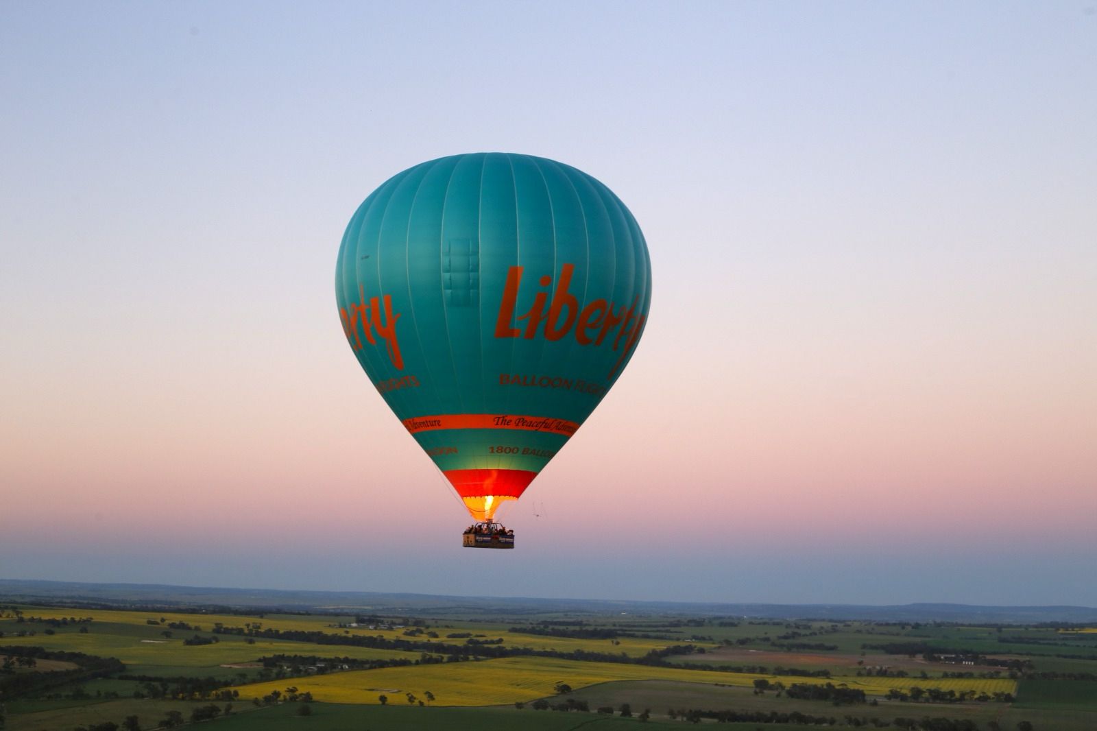 Ballooning in Yarra Valley INCLUDES Melbourne City Transfer and Breakfast